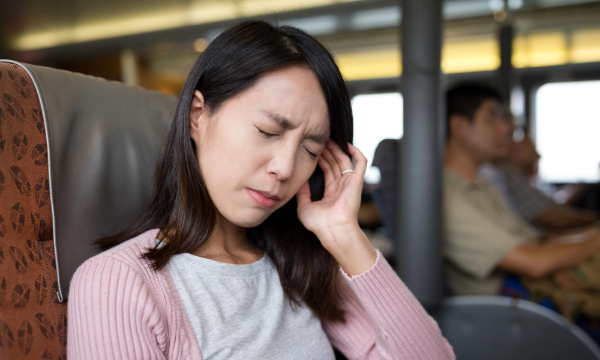 woman experiencing migraine