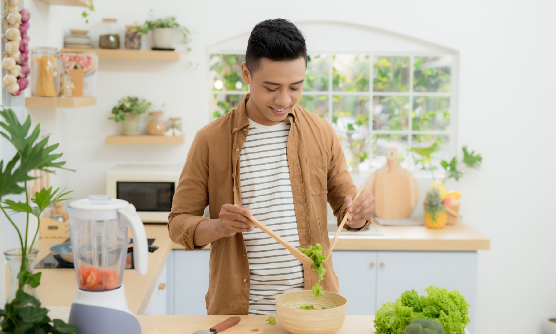 man preparing a healthy salad in the kitchen